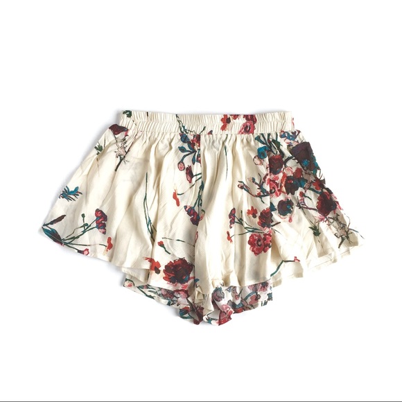 AKIRA Pants - "Heize" Flutter Cream Floral Highwaist Shorts, M